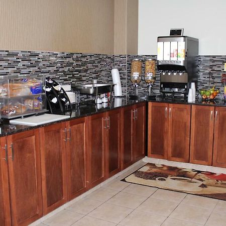 Foxwood Inn And Suites Fox Creek 外观 照片