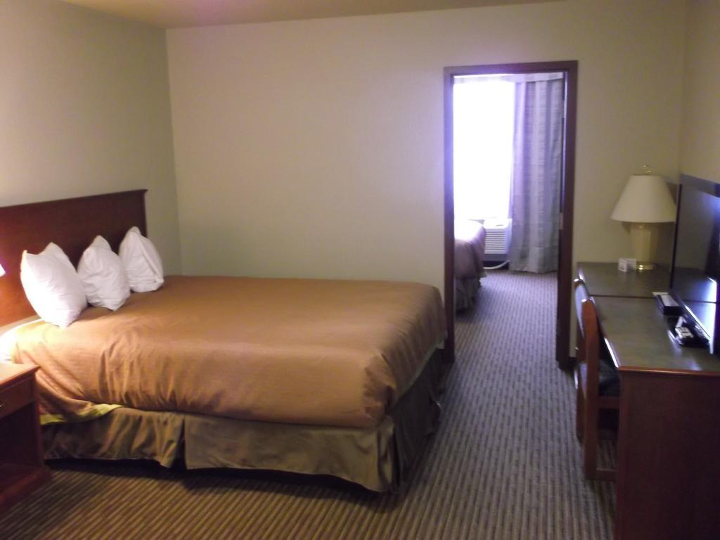 Foxwood Inn And Suites Fox Creek 客房 照片