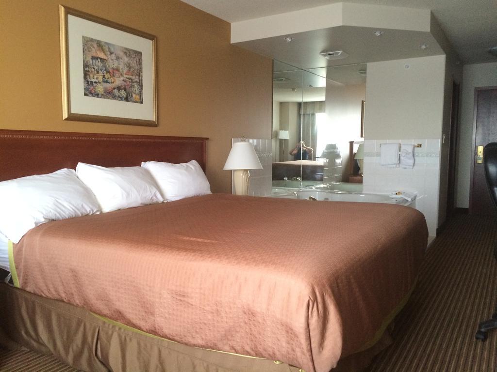 Foxwood Inn And Suites Fox Creek 客房 照片