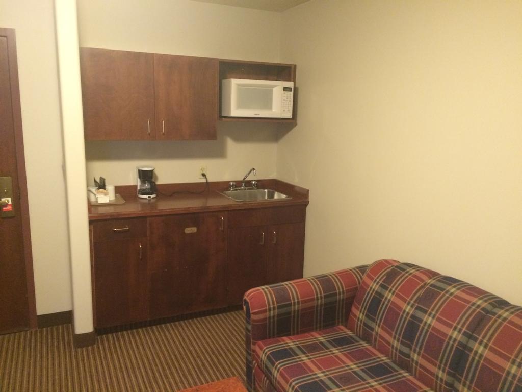 Foxwood Inn And Suites Fox Creek 外观 照片