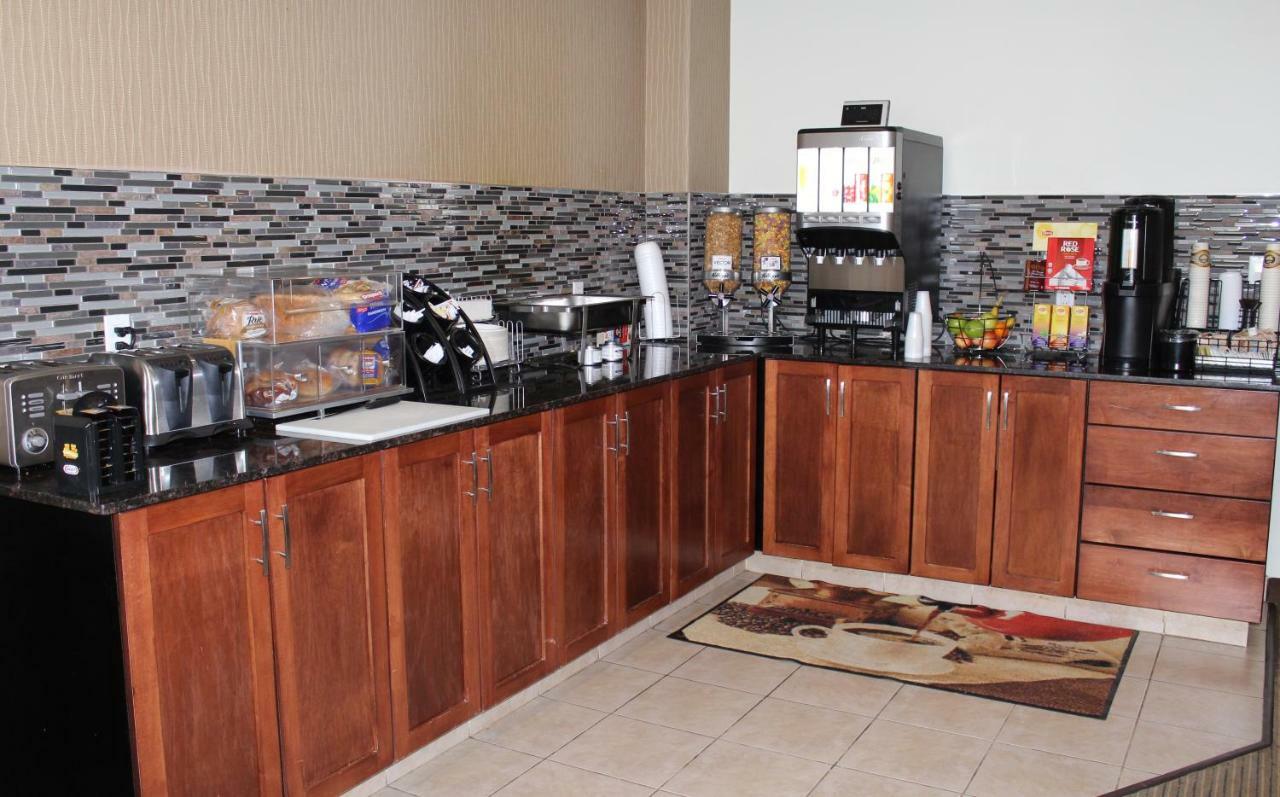 Foxwood Inn And Suites Fox Creek 外观 照片